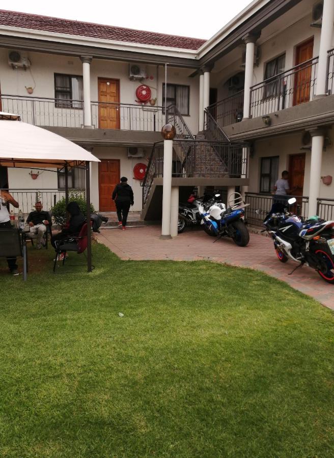 Lala Poa Guest House Klerksdorp Exterior foto